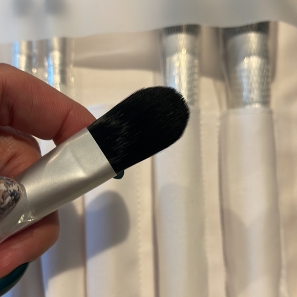 NEIMAN MARCUS Makeup White Brushes Roll Set of 5 pcs + Silver Snake Look Pouch - Picture 7 of 9